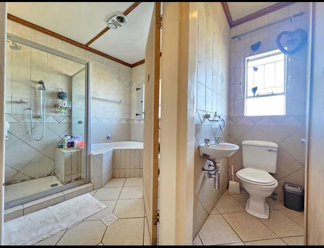 4 BEDROOM HOUSE FOR SALE IN SIGNAL HILL
